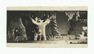 1943年舞台劇《從山上看街市的燈火》演出一景